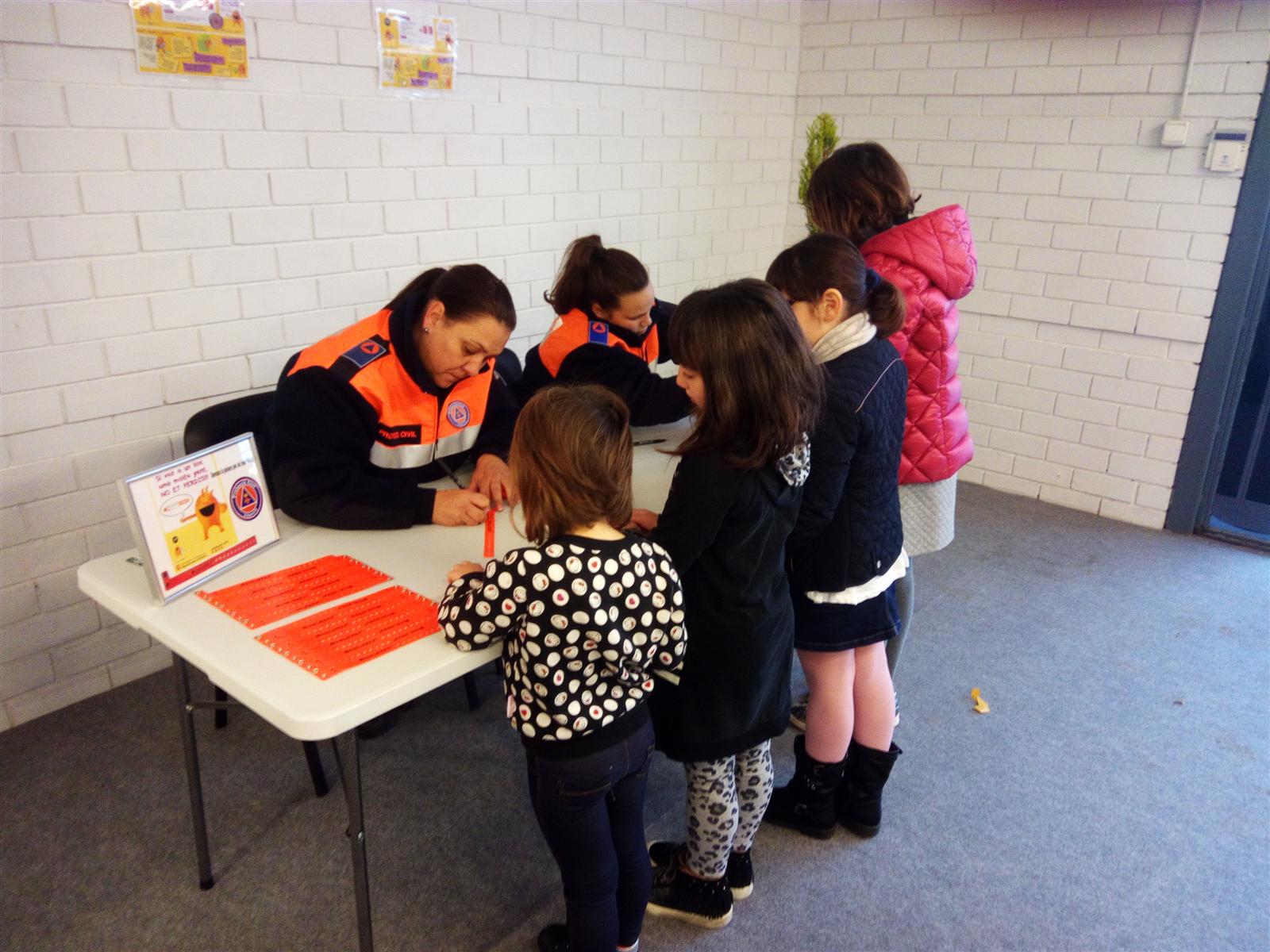 Protecció Civil i l’Ajuntament distribueixen polseres identificatives als nens que visiten la Fira per si es perden